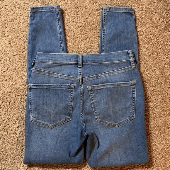 Free People jeans, size 25R, distressed knees. Skinny cut. Good condition. - Picture 5 of 8